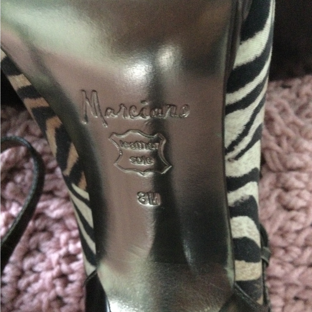 Ladies animal print heels - Picture 2 of 7